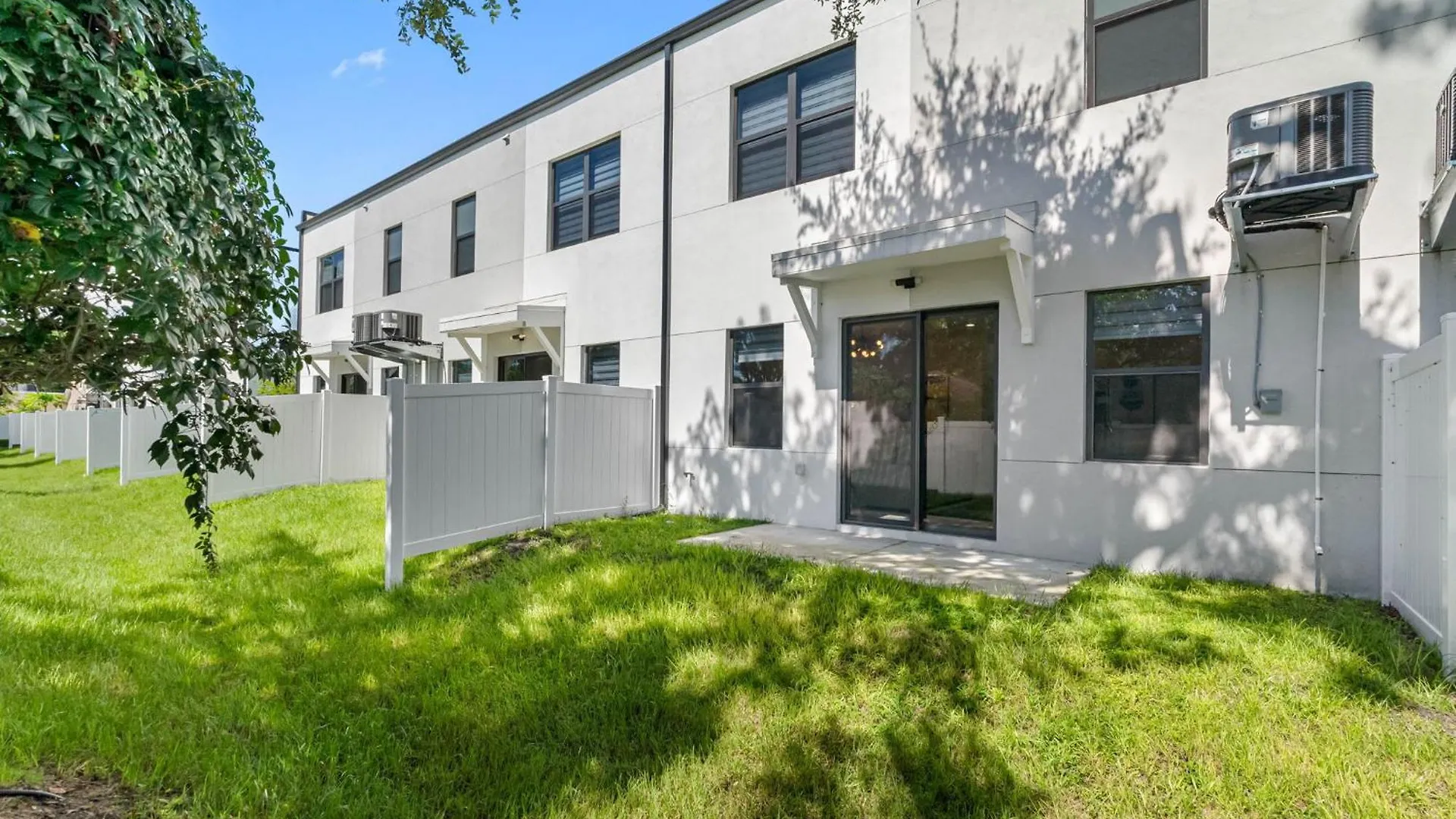 Newly Renovated Tampa Townhouse Prime Location Villa