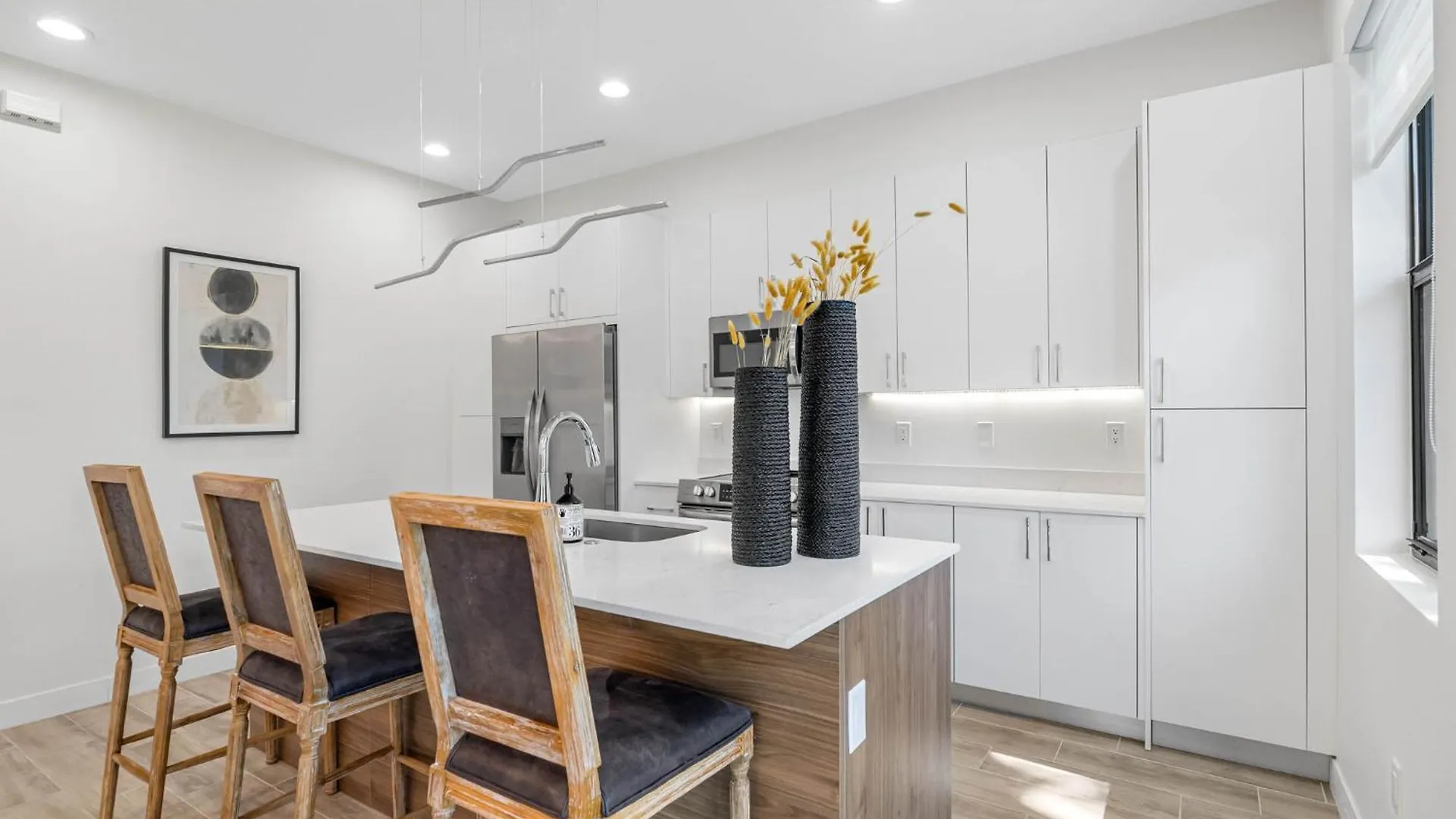 Newly Renovated Tampa Townhouse Prime Location Villa