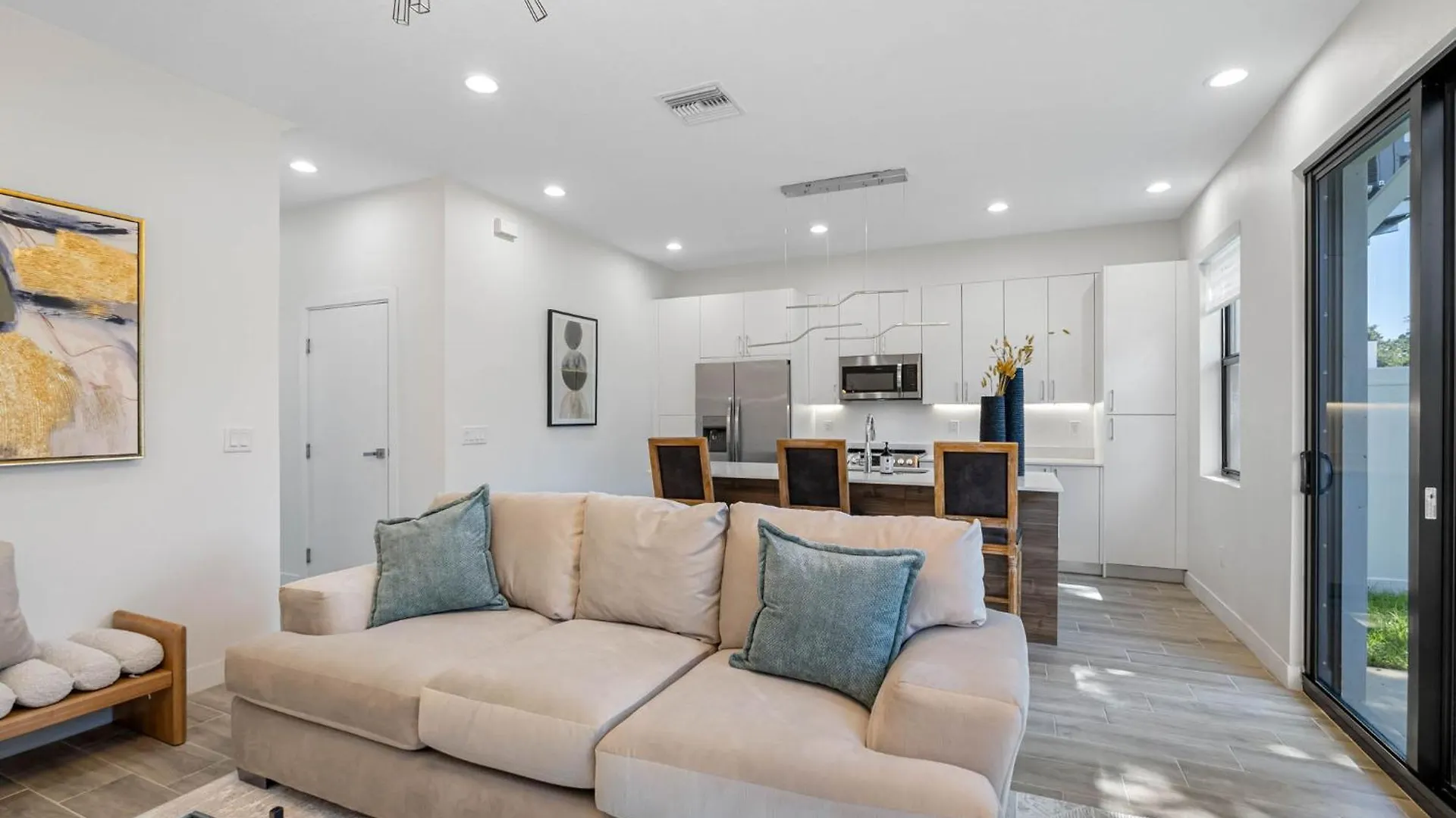Newly Renovated Tampa Townhouse Prime Location Villa