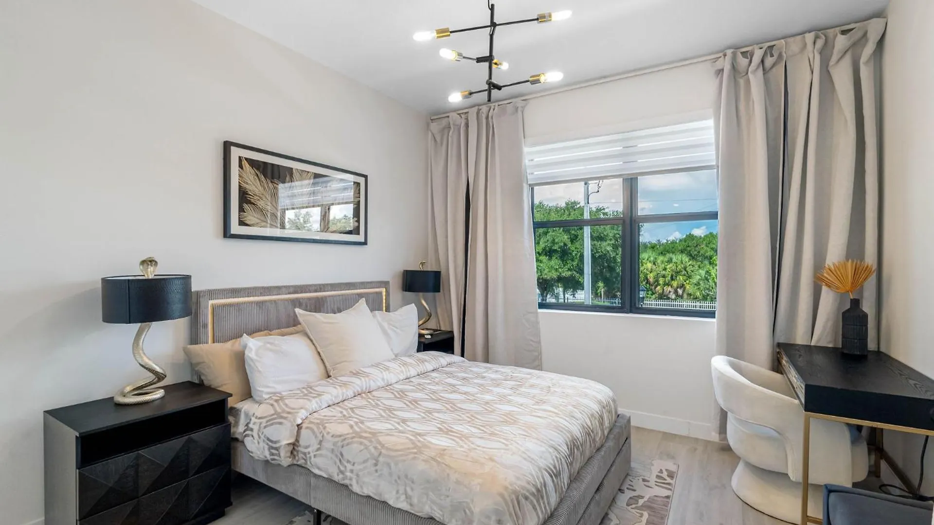 Newly Renovated Tampa Townhouse Prime Location Villa